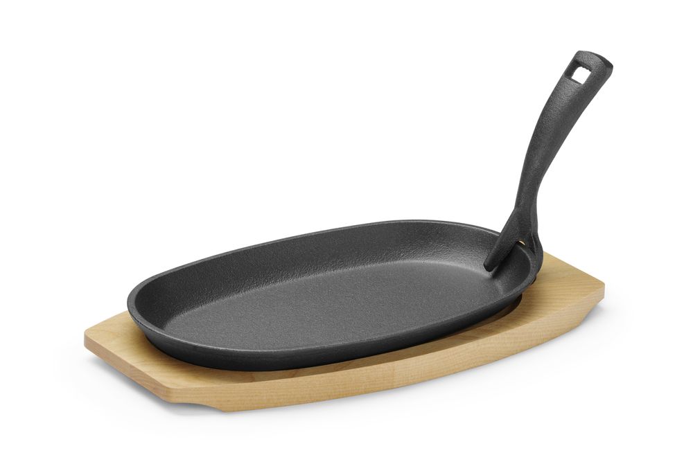 cast_iron_platter_with_wooden_underliner_and_gripper_629383