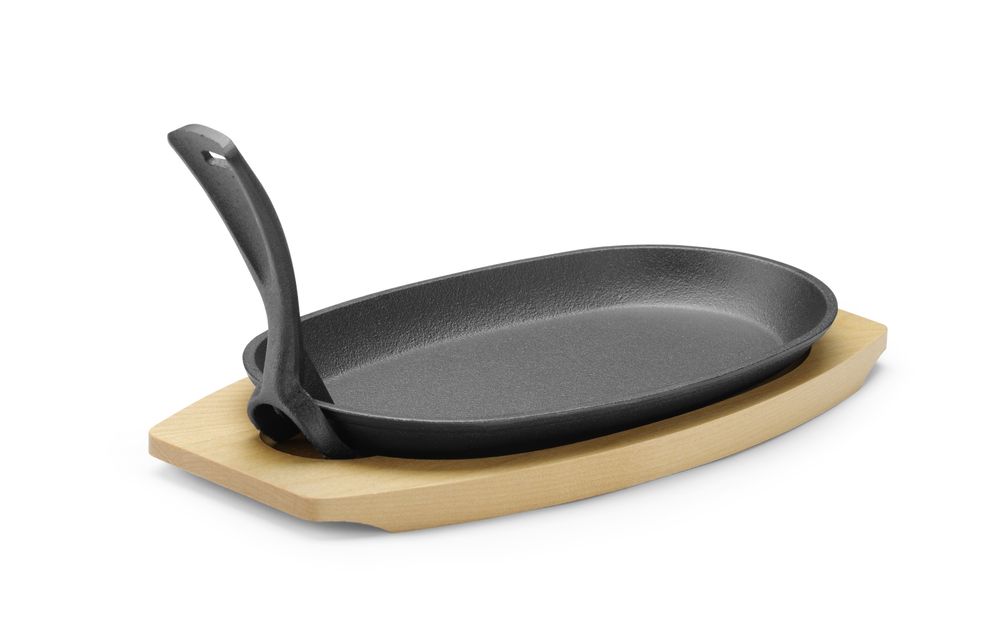 cast_iron_platter_with_wooden_underliner_and_gripper_629383