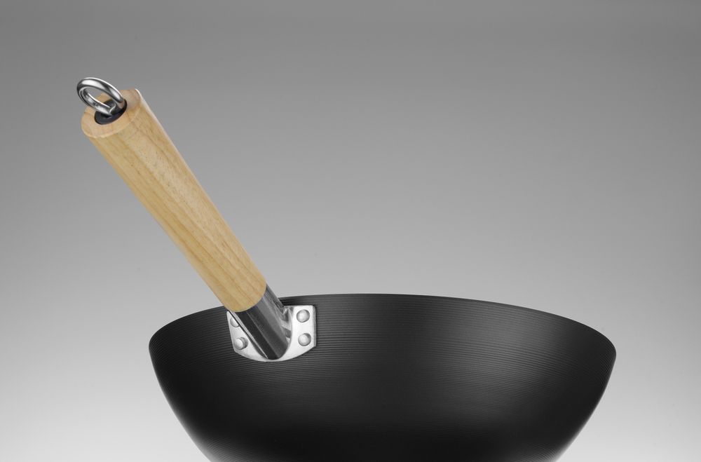 wok_with_wooden_handle_627907