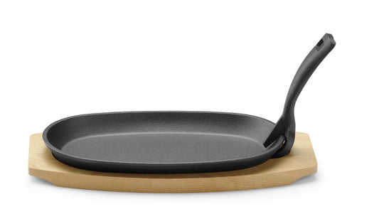 cast_iron_platter_with_wooden_underliner_and_gripper_629383